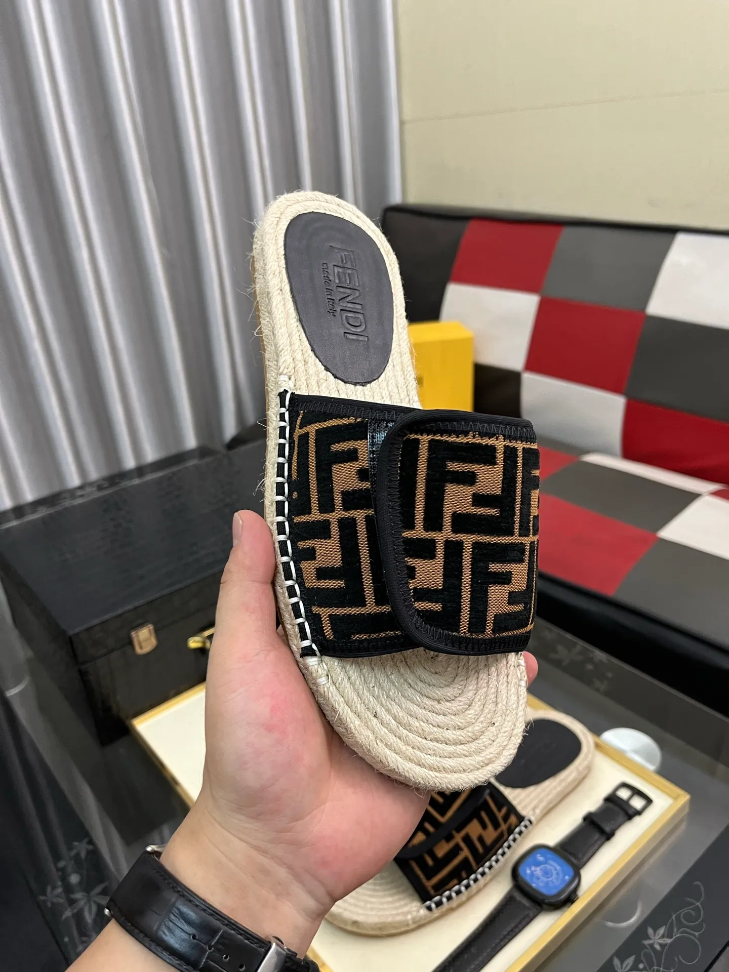 Men's shoes💰320⌚️⌚️[FENDI~Fendi slippers] High-end men's shoes brand official website 1:1 latest masterpiece: original mold customization, fabrics made of imported original materials, upgraded outsole, lighter, top quality in the market, simple and tasteful, a must-have for fashionistas, fashion is at your feet, full of confidence, the same style at the counter👍The season of summer slippers is here. Yardage: 38-44. Can be customized45.46.47